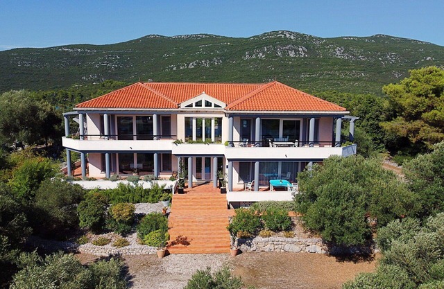 Lovely apartment for 8 guests with hot tub, WIFI, A/C, TV and terrace