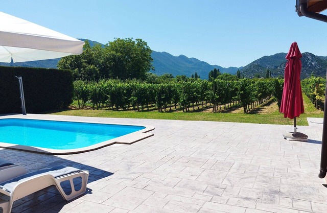 Lovely apartment for 8 guests with private pool, WIFI, A/C, TV, terrace and parking