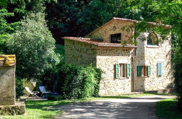 Lovely apartment in villa for 4 people with pool, WIFI, TV, patio and pets allowed