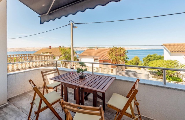 Lovely apartment in Prizna with WiFi