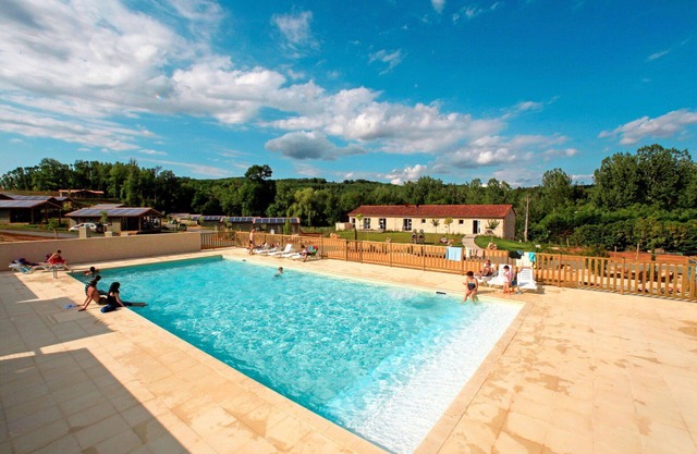 Lovely apartment in villa for 4 people with pool, WIFI, TV, terrace, pets allowed and parking