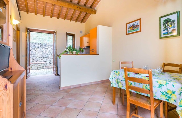 Lovely apartment for 2 people with pool, WIFI, TV, terrace, pets allowed, panoramic view and par.