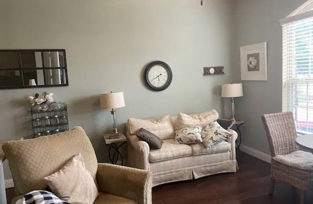 Lovely Attached Apartment in the Suburbs!