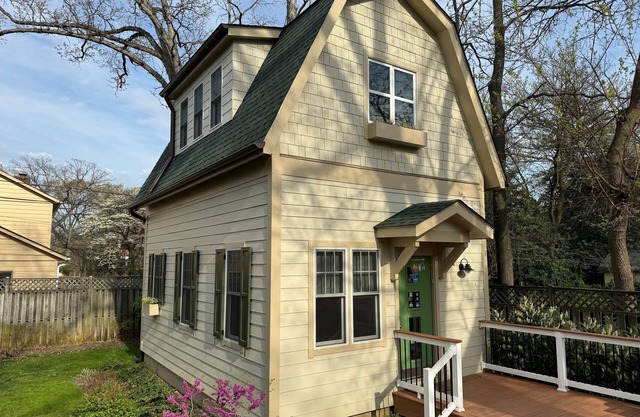 Lovely backyard cottage with easy access to metro, shops, dining!