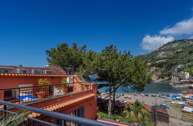 Lovely beach apartment with private terrace and sea view near Sorrento