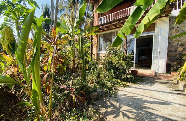 Lovely Beach View Apartment With Lush Garden