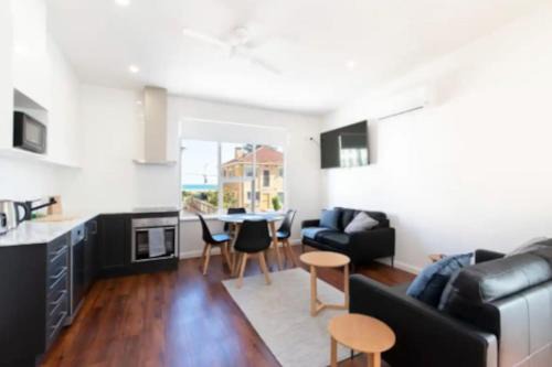 Lovely Beachside Largs Bay unit - free wine