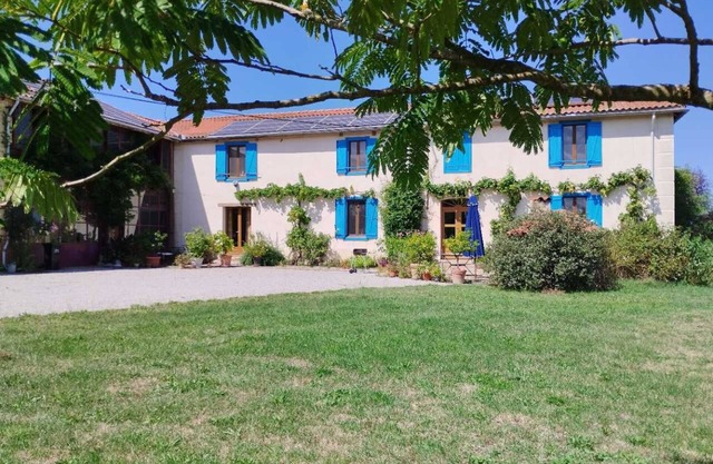 Lovely big guesthouse in farm