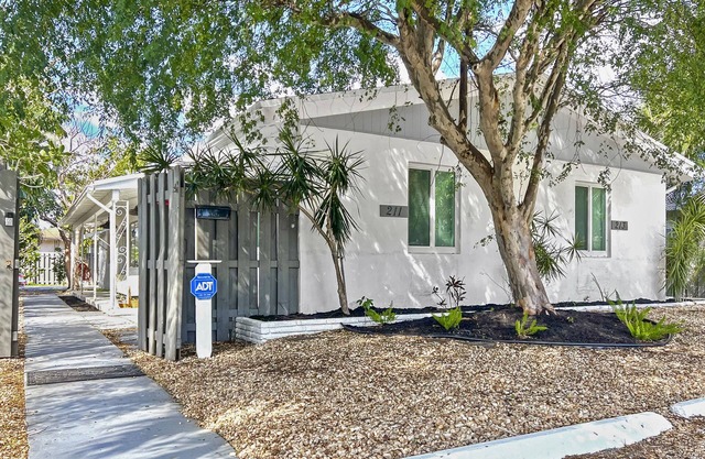 Lovely & Bright Comfy Haven: 2 BR 1 BA Walk to Beach, Yard, Parking