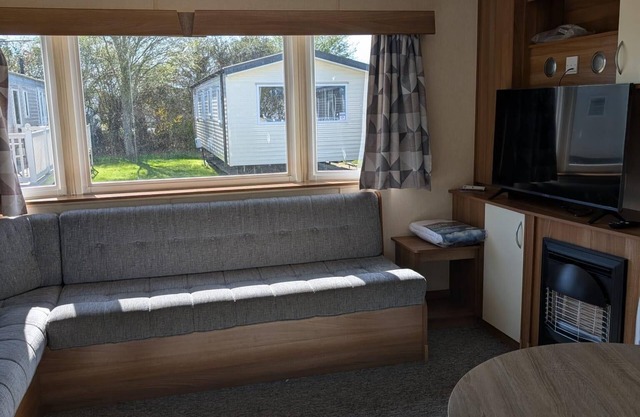Lovely caravan for hire at Manor Park in Hunstanton ref 23053B