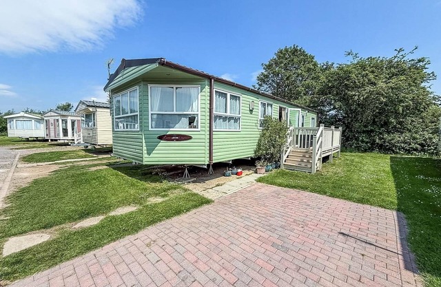 Lovely caravan for hire with decking at Skipsea Sands in Yorkshire ref 41015WF