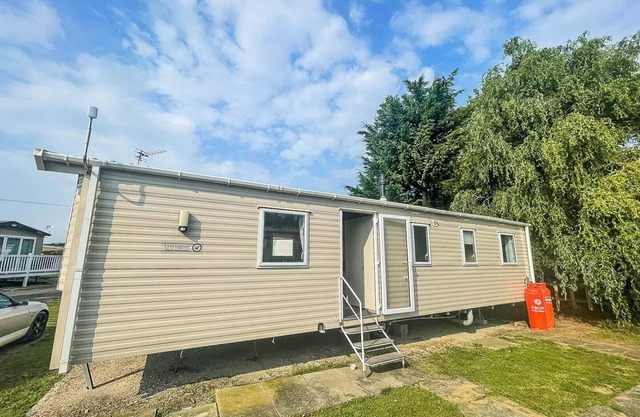 Lovely caravan with free WiFi at Steeple Bay Holiday Park ref 36058B
