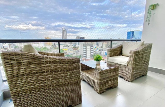 Lovely City Center Condo, Pool, Great City Views