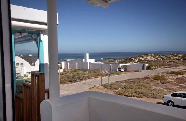 Lovely condo with seaview and pool - 2 minutes from beach!