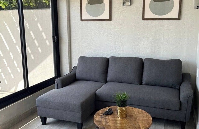 Lovely contemporary 1 bedroom condo Downtown