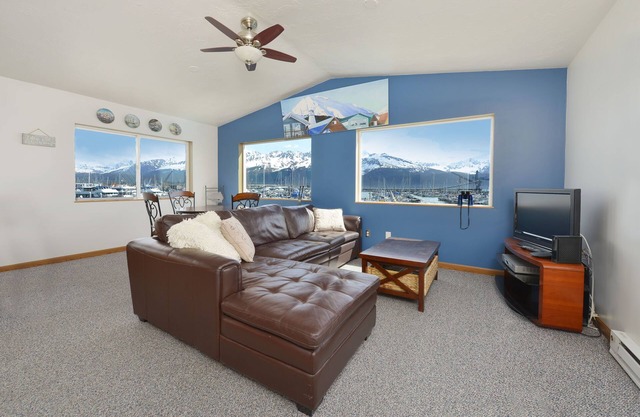Lovely Dockside Apartment! Located right in the Harbor!