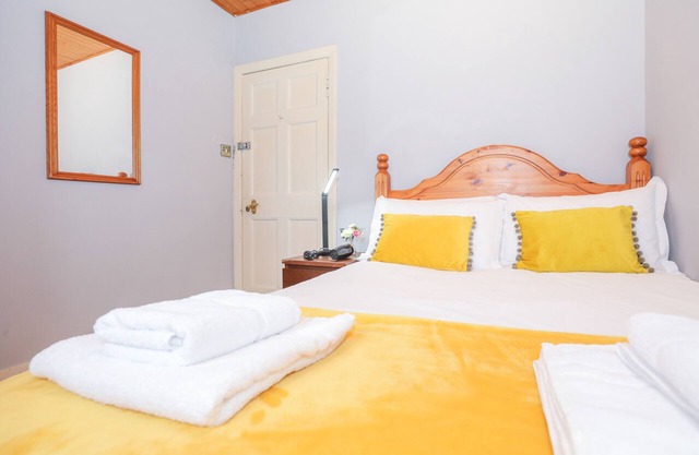 Lovely Double Room in Elegant Cottage