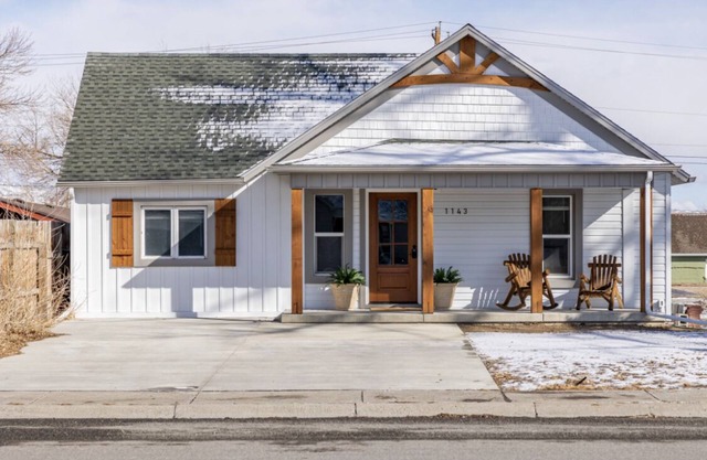 Lovely DOWNTOWN CODY: Salsbury Corner Cottage