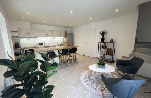 Lovely renovated and equipped street house in the heart of the village