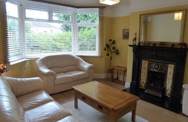 Lovely holiday home on the edge of The Cotswolds, sleeps 6, dogs welcome!