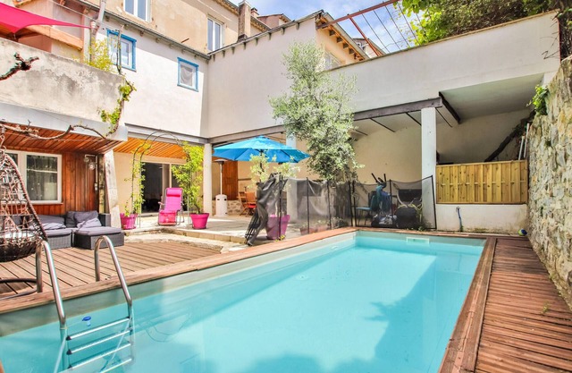 Lovely home in Villeneuve de Berg