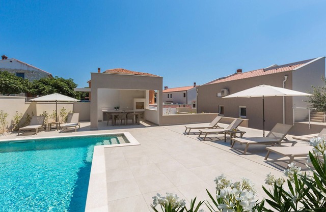 Lovely home in Barbariga with WiFi