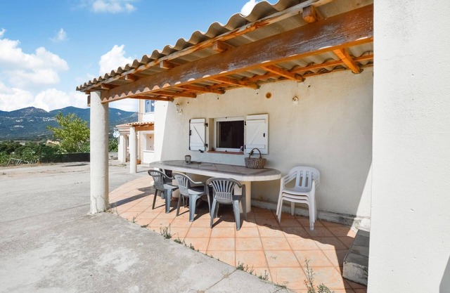Lovely home in Peri with WiFi