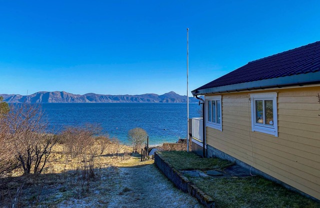 Lovely home in Raudeberg
