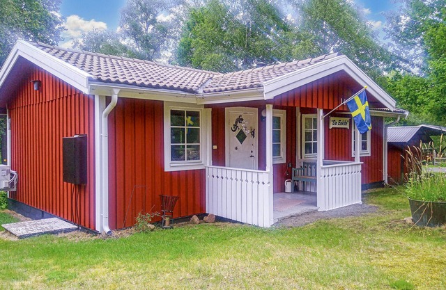 Lovely home in Röke with WiFi