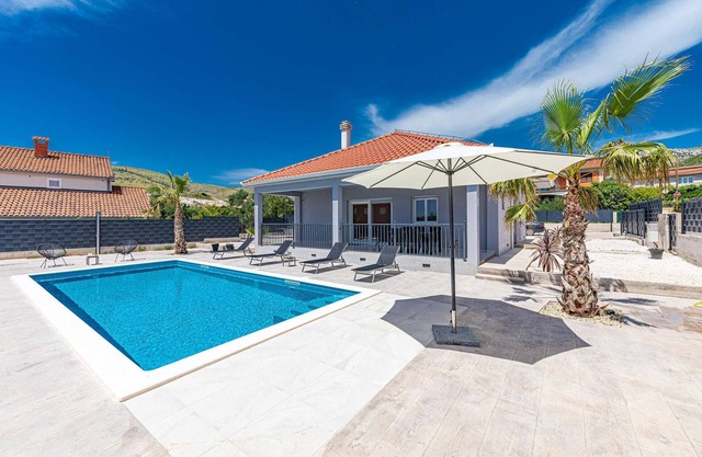 Lovely home in Trogir with kitchen