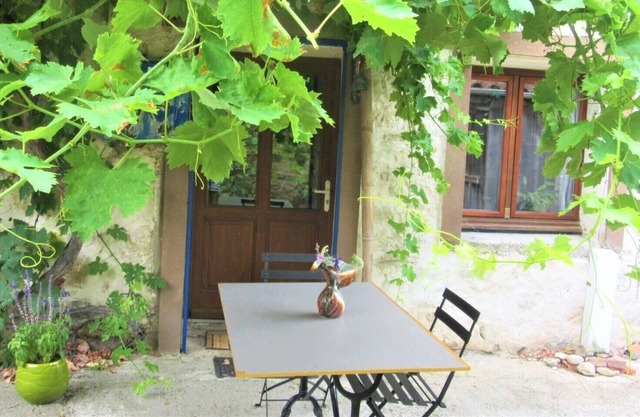 Lovely independent room in an artist's house