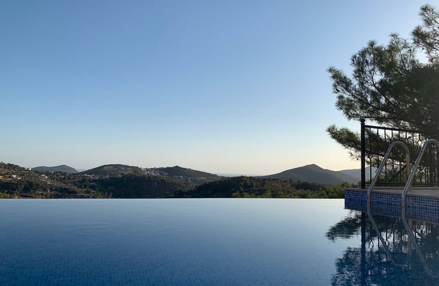 Lovely Infinity Pool 2.4km Kalkan Fab Views 4 Storeys Licence 07-6870 Sleeps 10