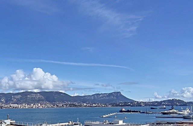 Lovely, large 2-room through-hall apartment with incredible 180° view of the harbour.