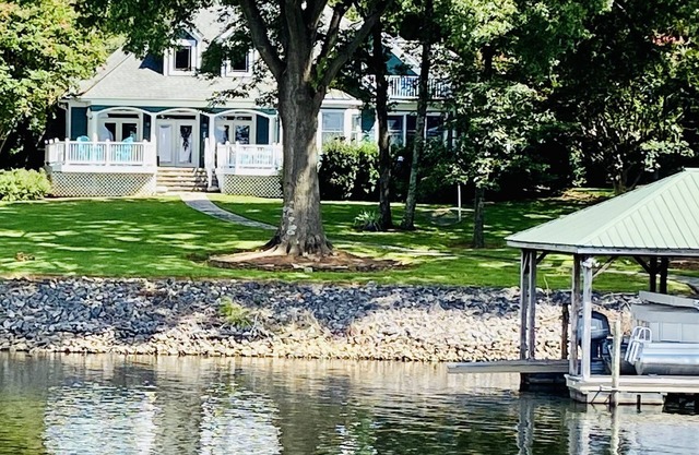 Lovely Lakefront Oasis on Kiser Island w/Private Dock & Brilliant Sunsets!