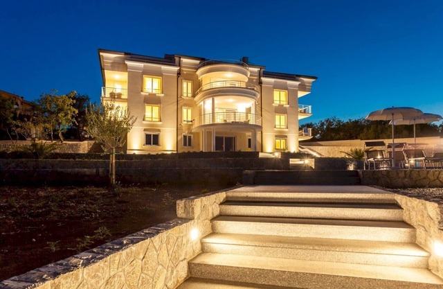 Lovely luxury apartment Tunera 4* in a beachfront villa on Krk