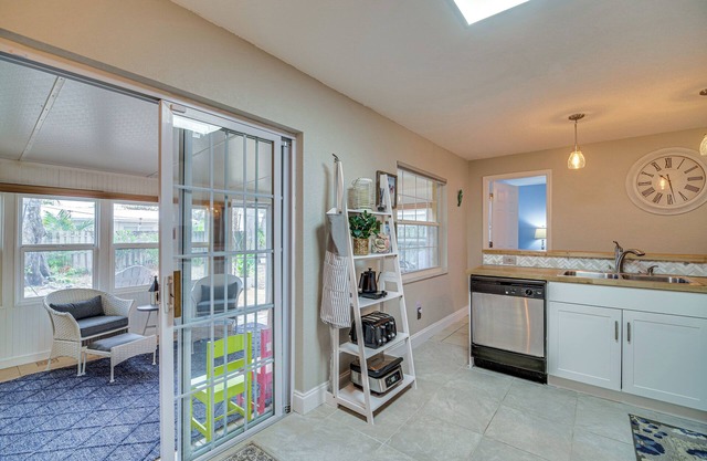 Lovely Merritt Island Home w/Kayak + Fire Pit!