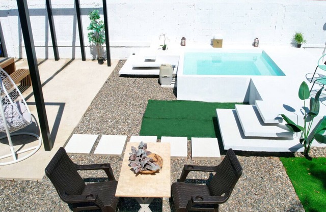 Lovely Modern Home - 5 to 10 Minutes from Beaches