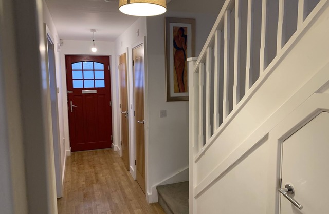 Lovely modern house in area of outstanding natural beauty. 16mins from airport.