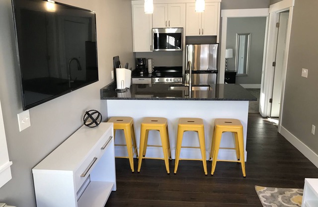 Lovely Modern Space - Yellow