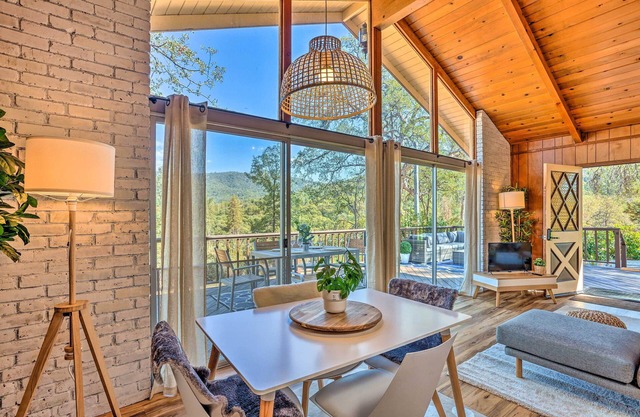 Lovely Oakhurst Cabin w/Deck & Mtn Views!