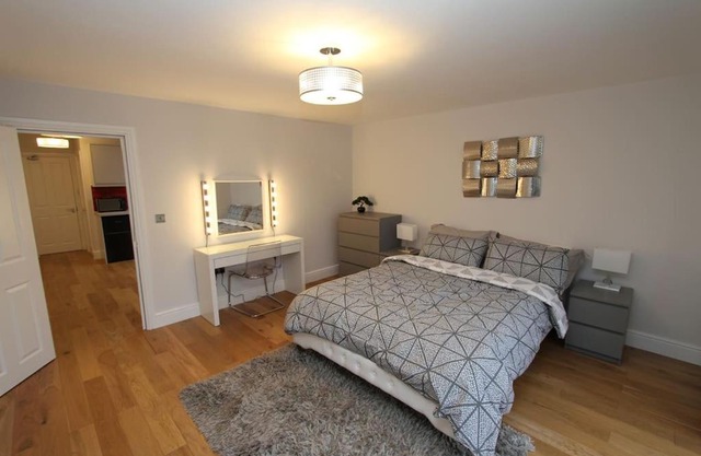 Lovely One Bed Apartment-Near All Transport-Village-FreeParking