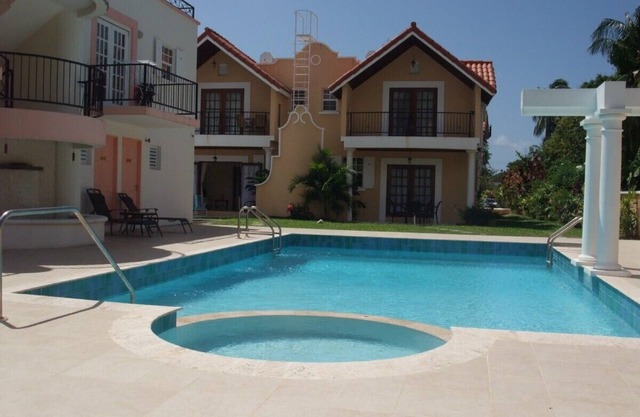 Lovely one bedroom ground floor apartment with swimming pool and gardens