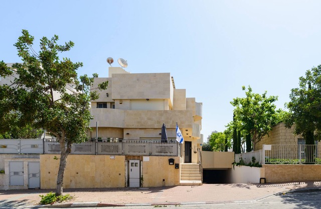 Lovely one bedroom few steps from the beach
