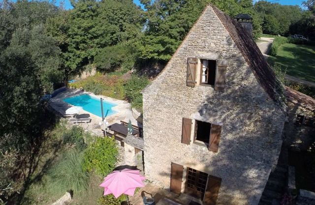 Lovely Périgord holiday home in private forest