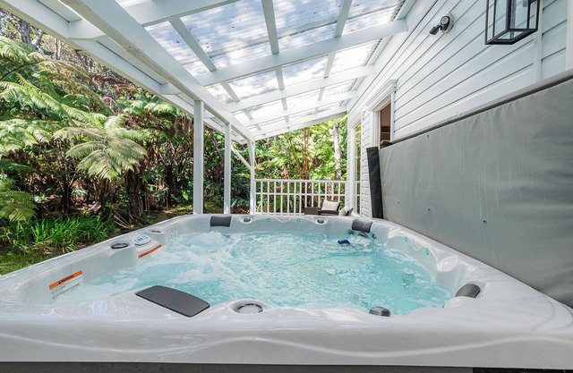 Lovely Peaceful 2-bedroom Apapane Cottage + Hot Tub near Hawaii Volcanoes Park.