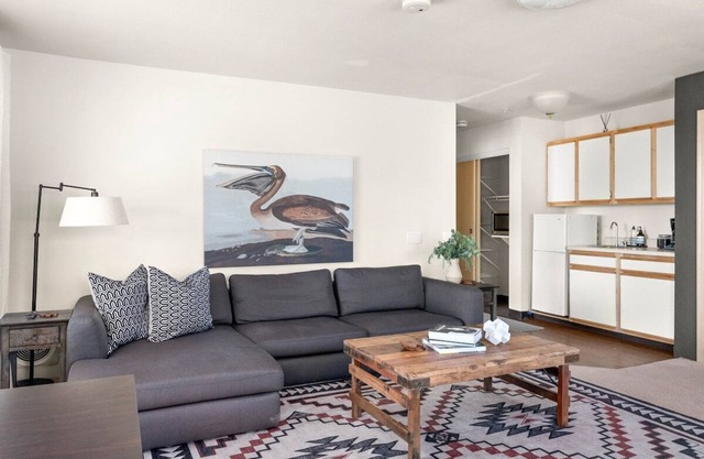 Lovely Pet Friendly 2bd/2ba w/Private Entrance, On Site Laundry & Dedicated Parking