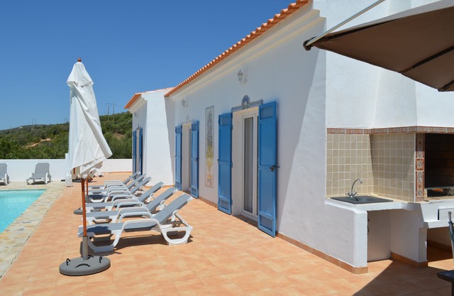Lovely restored algarve style villa, panoramic sea views, fabulous infinity pool