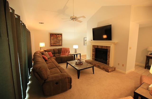 Lovely, secluded 2-bedroom 2 bathroom Condo in Greenwood with WiFi and AC