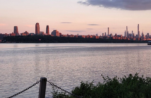 Lovely short-term rental in Edgewater - 5 mins to everything! 20 mins to NYC!