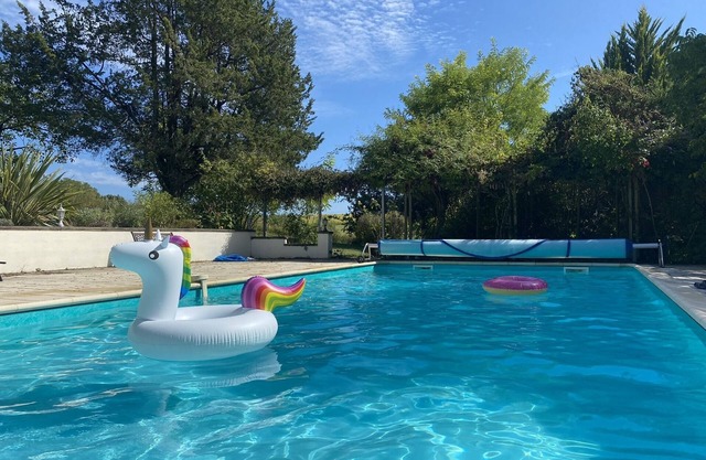 Lovely stone country house + guest house on a 4-ha estate with pool & jacuzzi